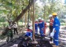 Tim verifikasi dari Pertamina, Dirjen Migas Kementerian ESDM,  SKK Migas, PT BPE sedang mengecek salah satu sumur tua minyak di Desa Ledok