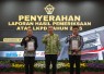 Walikota Blitar Syauqul Muhibbin Didampingi Ketua DPRD Kota Blitar Syahrul Alim Terima Penghargaan dari BPK RI Atas Peraihan Opini WTP ke-16 Kalinya. (Foto : Pemkot Blitar)