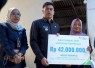 Walikota Blitar Syauqul Muhibbin Saat Serahkan Manfaat Program JKM kepada Ahli Waris (Foto : Pemkot Blitar)