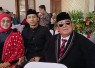Tokoh masyarakat Jatim Mat Mochtar (kanan) saat menghadiri upacara Hari Jadi Provinsi Jatim ke-81 di Grahadi 