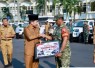 Bupati Jember Muhammad Fawait (Gus Fawait) menyerahkan armada operasional berupa truk dan kendaraan pick up untuk mendukung Koperasi Desa/Kelurahan Merah Putih (KD/KMP) di Kabupaten Jember, Senin (8/6/2026).