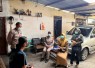 Petugas  Sidokkes Polres Karanganyar sedang melakukan tracing kontak erat warga yang terkonfirmasi menderita Tuberkulosis (TBC) di Dusun Dimoro RT 02 RW 10, Kelurahan Karanganyar, Senin (15/6/2026).