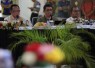 Kepala BNPB Letjen TNI Dr. Suharyanto S.Sos., M.M., (kacamata baju hijau tactical) menyampaikan arahan dalam Rapat Koordinasi Penanganan Darurat Gempabumi M 7,7 Flores di Kantor Bupati Manggarai Barat, Nusa Tenggara Timur, Minggu (16/8).