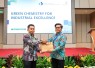 Wegik mewakili Universitas Pertamina menyerahkan tanda apresiasi kepada pembicara pada kegiatan Green Chemistry for Industrial Excellence.