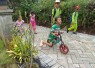Anak-anak gembira bermain di jalan paving