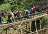 Pemasangan Girder WF Jembatan Garuda di Desa Samar