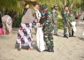 Bersihkan pantai bersama warga