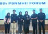 Zeffanya Tessalonika Manoppo (kiri) dan Paskarina Alfalahsea (kanan), mahasiswi Program Studi Hubungan Internasional Universitas Pertamina, menerima trofi Juara I kategori Chamber Policy Brief pada Pertemuan Nasional Mahasiswa Hubungan Internasional se-Indonesia (PSNMHII) ke-38 Tahun 2026 di Bandung.