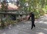 Antusias warga bantu membawa bambu untuk pengecoran