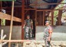 Ketua Tim Wasev Kol Inf Samba saat meninjau pelaksanaan program TMMD ke-129 di Kampung Sesor, Jum'at (24/7)