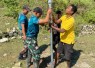 Pemasangan lampu solar cell di perbatasan
