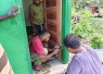 Pemasangan pintu MCK 