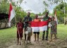 Satgas TMMD Ke-129 bersama warga kibarkan bendera merah putih di Kampung Sesor