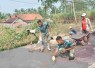 Prada Aditya Rohman Rapikan Permukaan Rabat Beton TMMD