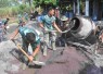 Masukkan material pengecoran ke mesin molen