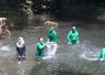 Menikmati keindahan air terjun Kampung Sesor