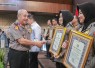Kabagren Polresta Malang Kota Kompol Diana Pudjiastuti menerima penghargaan mewakili Kapolresta Malang Kota