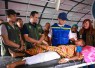 Menkes Budi Gunadi Sadikin menjenguk pasien korban gempa di RS Lapangan Ruteng, Selasa (18/8) 