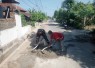 Bantu warga bangun talud jalan