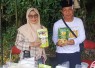 Ketua UMKM Jatijajar, Tin Sulistyowati dengan produk olangan unggulan, Kimpul, Minggu (5/4)