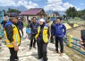 Ketua Komisi III DPRD Kabupaten Lebong dari Fraksi Partai NasDem, Alpi Haryono, SE dan Anggota Komisi V DPR RI Erna Sari Dewi saat turun kelapangan