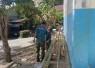Yonarmed 12 Kostrad Perkuat Sinergi dengan Warga Melalui Karya Bakti Pembuatan Pagar Kantor Desa Kewar