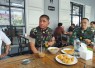 Pangdam XIV/Hasanuddin Mayjen TNI Bangun Nawoko didampingi Dandim 1408/Makassar Kolonel Kav Ino Dwi Setyo Darmawan melaksanakan kegiatan ngopi dan dialog santai bersama sejumlah masyarakat di Warung Kopi (Warkop) Ko Heng, Jl. Gunung Latimojong, Kota Makassar