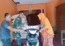 Babinsa Gunungsari Turun Langsung Dampingi Penyaluran kepada Petani