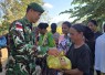 Yonarmed 12 Kostrad Bagikan Sembako kepada Warga Kurang Mampu di Atambua Barat