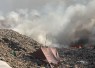 Kondisi kebakaran yang melanda empat Pembuangan Akhir (TPA) Jatiwaringin, Kecamatan Mauk, Kabupaten Tangerang, Provinsi Banten, Rabu (1/7)