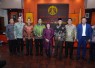 Wakil Menteri Transmigrasi Viva Yoga Mauladi hadir di acara sidang promosi Luluk Nur Hamidah mempertahankan desertasinya. 