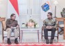 Menteri Ekonomi Kreatif/Kepala Badan Ekonomi Kreatif (Ekraf), Teuku Riefky Harsya (kanan), berbincang dengan Gubernur DKI Jakarta, Pramono Anung (kiri), saat audiensi di Balai Kota Provinsi DKI Jakarta, Kamis (9/7/2026)