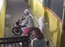 Pelaku pencurian kotak amal tertangkap kamera cctv