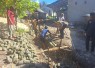 Semangat Gotong Royong Satgas TMMD ke-129 Kodim 1505/Tidore dan Warga Bangun Drainase di Desa Lolobata
