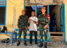 Satgas Pamtas RI-Malaysia Yonarmed 19/Bogani Terima Penyerahan Senjata Rakitan Dari Warga di Bengkayang