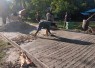 Pengecoran jalan di kampung Sesor