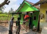Sertu Yoga Pratama Rapikan Atap Teras