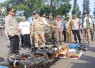 Bupati Rober Christanto beserta pejabat jajaran Forkopimda melakukan pengecekan sarana dan prasarana dalam Apel Siaga Karhutla Lawu, di Lapangan Landing Kemuning, Ngargoyoso, Karanganyar, Senin (3/8/2026)