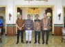 Suasana pertemuan antara Deputi Bidang Sistem dan Strategi BNPB, Dr. Raditya Jati,  S.Si., M.Si dan  Gubernur Daerah Istimewa Yogyakarta, Sri Sultan Hamengku Buwono X, di Gedhong Wilis, Kompleks Kepatihan, Yogyakarta, Senin (10/8)