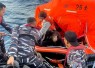 Respon Cepat TNI AL Evakuasi Korban KMP Putri Yasmin Terbakar di Perairan Lombok 