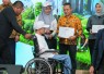 Wamendikdasmen Fajar Riza Ul Haq saat menyerahkan beasiswa SCG