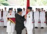 Penyematan lencana anggota Paskibraka Kabupaten Karanganyar oleh Bupati Rober Christanto saat prosesi pengukuhan di Pendopo Rumah Dinas Bupati Karanganyar, Sabtu (15/8/2026)