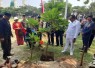 Bupati Rober Christanto ikut menanam buah sawo bersama PWKS di Alun-alun Karanganyar usai memimpin upacara Peringatan HUT ke-81 Kemerdekaan RI, Senin (17/8/2026)