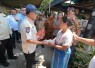 Menteri Dalam Negeri (Mendagri) Muhammad Tito Karnavian menyalurkan santunan duka kepada keluarga korban yang meninggal dunia akibat gempa bumi di Kecamatan Nangapanda