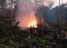 Kodam XVIII/Kasuari Bersama Tim Gabungan Kendalikan Karhutla di Kampung Unggi