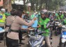 Jumat Peduli, Polda Metro Jaya Berbagi Sembako kepada Pengemudi Ojol