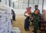 Babinsa Dampingi Penyaluran Beras Bulog untuk 986 Warga Karangturi