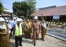 Mendikdasmen Abdul Mu'ti saat meninjau revitalisasi SDN 1 Kedungjaya, Cirebon