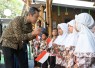 Wakil Menteri Pendidikan Dasar dan Menengah, Fajar Riza Ul Haq, berinteraksi dengan peserta didik saat meninjau pemanfaatan Papan Interaktif Digital (PID) dalam pembelajaran di TK IT Mekar Insani, Yogyakarta, Kamis (15/10/2026).  *(Penulis: Denty A./Editor: Destya/Seno H./Fotografer: Ikram)