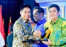Bupati Bintan Roby Kurniawan SPWK saat menerima penghargaan